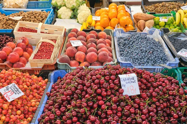 Kirschen Und Andere Früchte Zum Verkauf Auf Einem Markt — Stockfoto