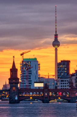 Oberbaum Köprüsü ve Televizyon Kulesi ile Berlin'de nehir Spree güzel gün batımı