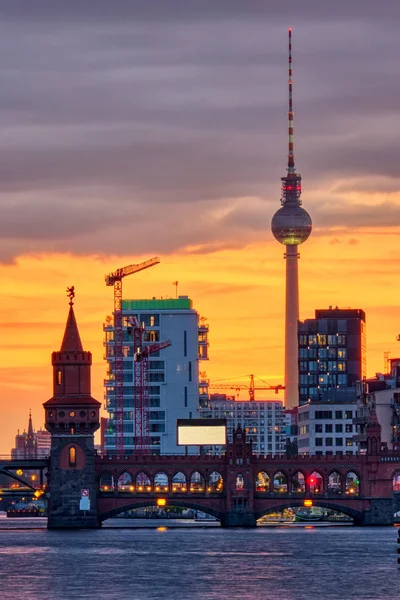 Hermosa Puesta Sol Río Spree Berlín Con Puente Oberbaum Torre — Foto de Stock