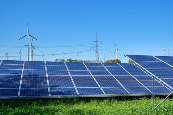 Paneles Solares Turbinas Eólicas Pilones Eléctricos Vistos Alemania —  Fotos de Stock