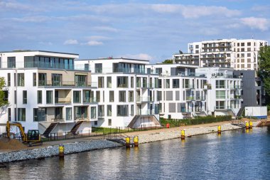 Berlin, Almanya'da Spree nehrinde inşa edilen modern evler