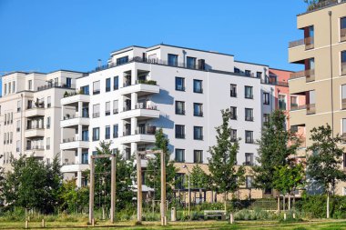 Berlin, Almanya'da görülen yeşil parklı modern apartmanlar