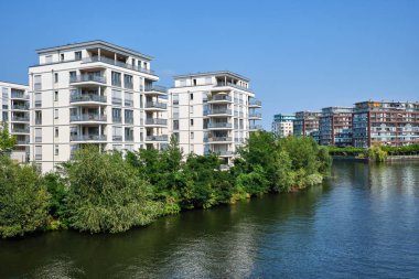 Berlin,Almanya'da Spree Nehri'nin kıyısında yeni apartmanlar