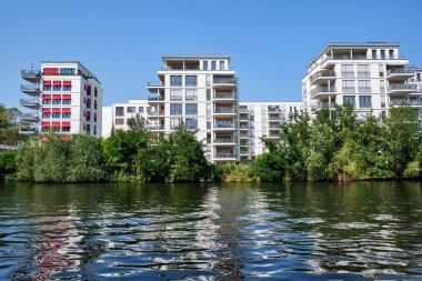 Berlin Spree nehri modern apartmanevleri, Almanya