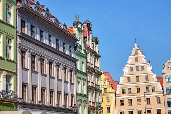 波兰弗罗茨瓦夫市场广场上美丽的五颜六色的房屋 — 图库照片