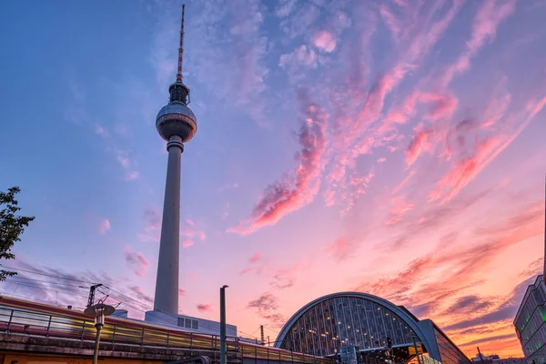 当地火车与运动模糊和著名的电视塔在柏林日落 — 图库照片
