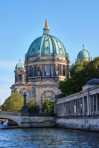 シュプレー川のほとりにあるベルリン大聖堂 — ストック写真