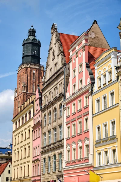 Mångfärgade Hus Med Elizabeth Kyrka Ryggen Sett Wroclaw Polen — Stockfoto
