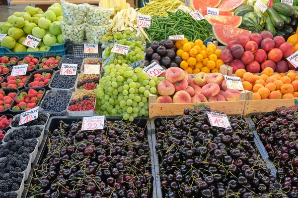 Kirschen Und Andere Früchte Zum Verkauf Auf Einem Markt — Stockfoto