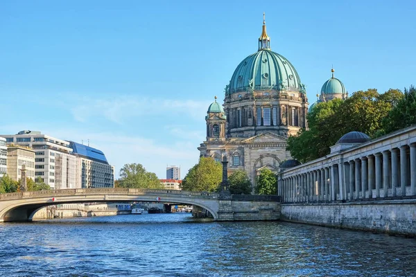 Berlins Katedral Museiön Och Floden Spree — Stockfoto
