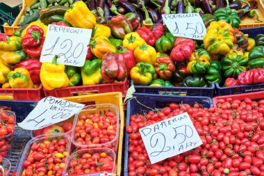 Napoli, İtalya 'da bir markette satılık vişneli domates ve dolmalık biber.