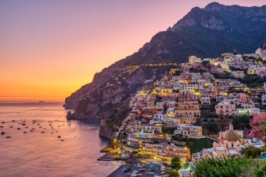 Günbatımından sonra İtalyan Amalfi sahilindeki Positano manzarası