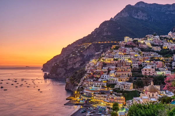 Günbatımından sonra İtalyan Amalfi sahilindeki Positano manzarası