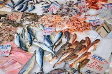 Napoli, İtalya 'daki Porta Nolana pazarında satılık taze balık ve deniz ürünleri.