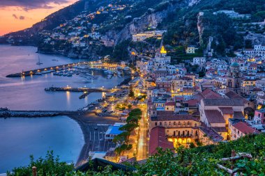 İtalya 'da aynı isimde gün batımından sonra Amalfi' nin manzarası