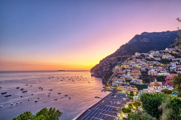 Günbatımından sonra İtalyan Amalfi sahilinde Positano