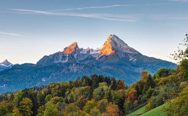 第一缕阳光照射在巴伐利亚阿尔卑斯山的沃兹曼山上 — 图库照片
