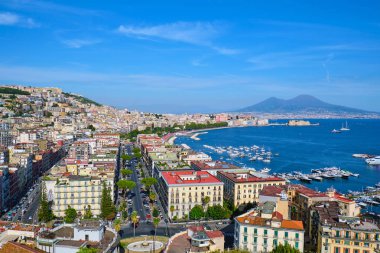 İtalya 'da Napoli' de Vezüv Dağı arkada.