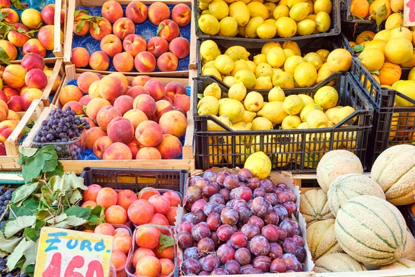 Peaches Plums Melons Sale Market — Stock Photo, Image