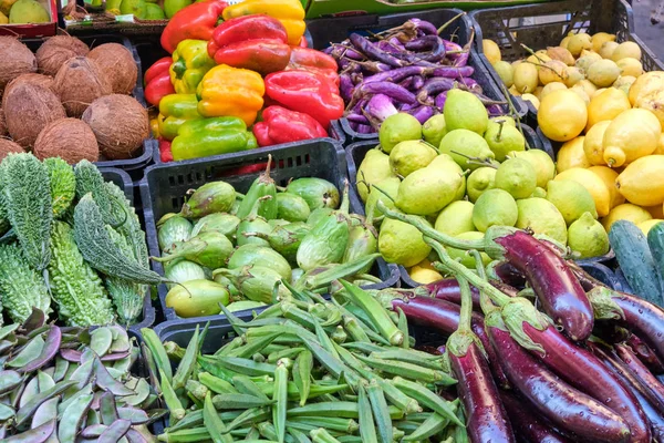 市場での販売のための野菜やレモンの異なる種類 — ストック写真