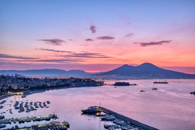 İtalya 'da Napoli Körfezi' nin üzerinde gün doğumu