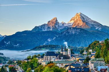 Watzmann Dağı ve Bavyera Alplerindeki Berchtesgaden şehri