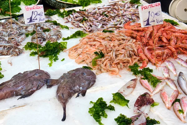 Peixes Mariscos Gelo Para Venda Num Mercado — Fotografia de Stock