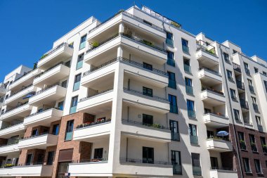 Berlin, Almanya 'da büyük balkonları olan modern apartmanlar