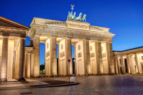 Famosa Puerta Brandeburgo Iluminada Berlín Hora Azul Sin Gente —  Fotos de Stock