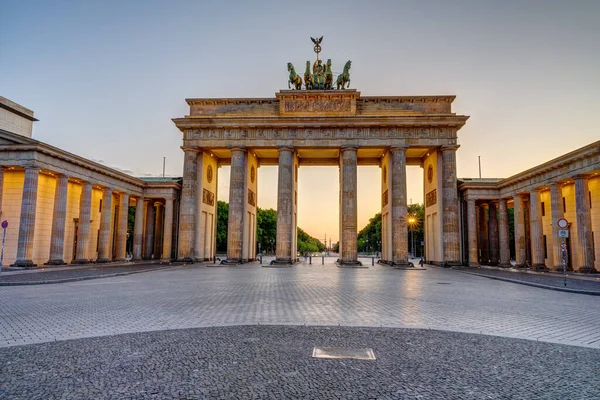 Illuminated Brandenburg Gate Berlin Sunset People — Stock Photo, Image