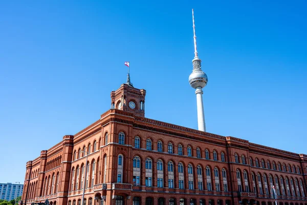 著名的电视塔和柏林市政厅在晴朗的蓝天前 — 图库照片