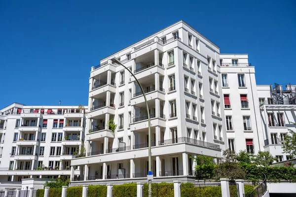 Сучасні Білі Багаторічні Будинки Які Можна Побачити Берліні Німеччина — стокове фото