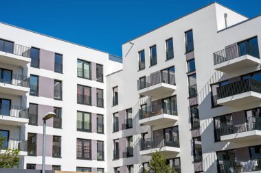 Yakın zamanda Berlin, Almanya 'da görülen beyaz çok aile evi inşa edildi