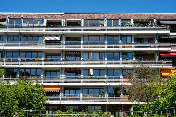 Fachada Moderno Bloco Apartamentos Com Muitas Varandas Vistas Berlim — Fotografia de Stock