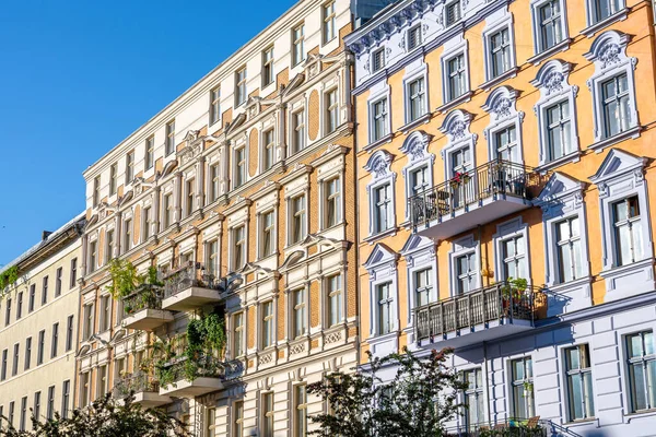 Fasaderna Några Renoverade Gamla Hyreshus Sett Berlin Tyskland — Stockfoto