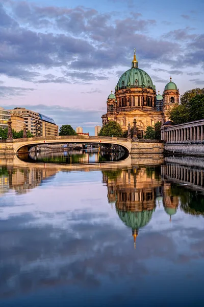 Καθεδρικός Ναός Του Βερολίνου Μετά Ηλιοβασίλεμα Μια Αντανάκλαση Στον Ποταμό Φωτογραφία Αρχείου