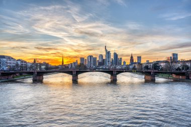 Frankfurt şehir merkezi ve ana nehir üzerinde dramatik gün batımı