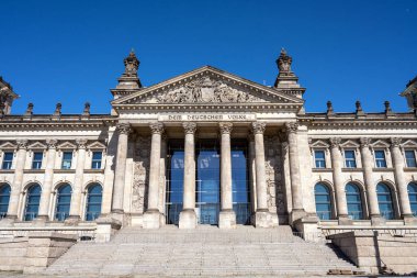 Berlin 'deki ünlü Alman Reichstag' ın giriş kapısı.