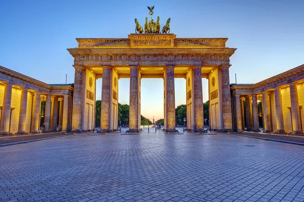 Puerta Brandeburgo Iluminada Berlín Atardecer Sin Gente — Foto de Stock