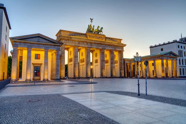 Famosa Puerta Brandeburgo Iluminada Berlín Atardecer Sin Gente —  Fotos de Stock