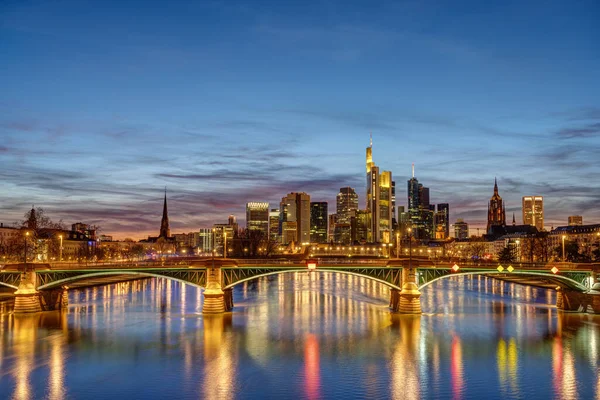 Знаменитый Небоскреб Франкфурта Германии Свете Фар — стоковое фото