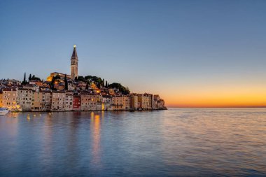 Hırvatistan 'ın Rovinj kentinin gün batımından sonraki manzarası