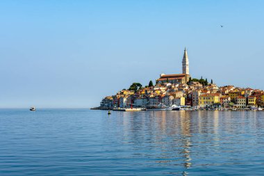 Hırvatistan 'ın eski Rovinj kenti güneşli bir günde