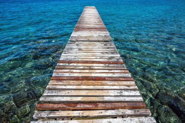Hırvatistan 'ın Rovinj kenti yakınlarında eski ve yıpranmış iskele görülüyor