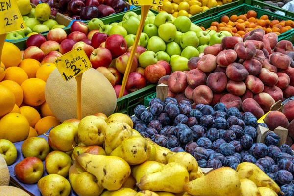 Peras Ciruelas Manzanas Para Venta Mercado —  Fotos de Stock