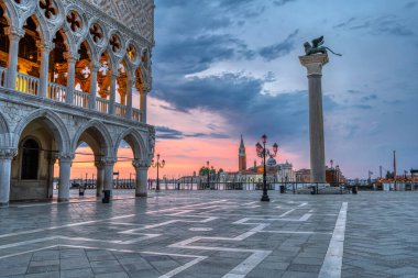 Piazzetta San Marco 'da dramatik gündoğumu ve Venedik, İtalya' daki Palazza Ducale