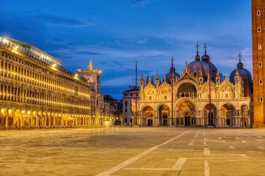 Venedik 'teki ünlü Piazza San Marco Katedrali ile şafakta