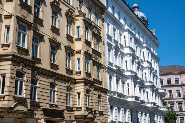 在奥地利维也纳看到的翻新后的旧公寓楼 — 图库照片