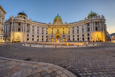Viyana 'nın ünlü Hofburg ve St. Michaels meydanı Alacakaranlık vakti