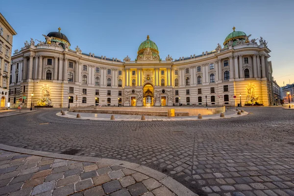 Διάσημη Πλατεία Hofburg Και Michaels Στη Βιέννη Στο Λυκόφως — Φωτογραφία Αρχείου